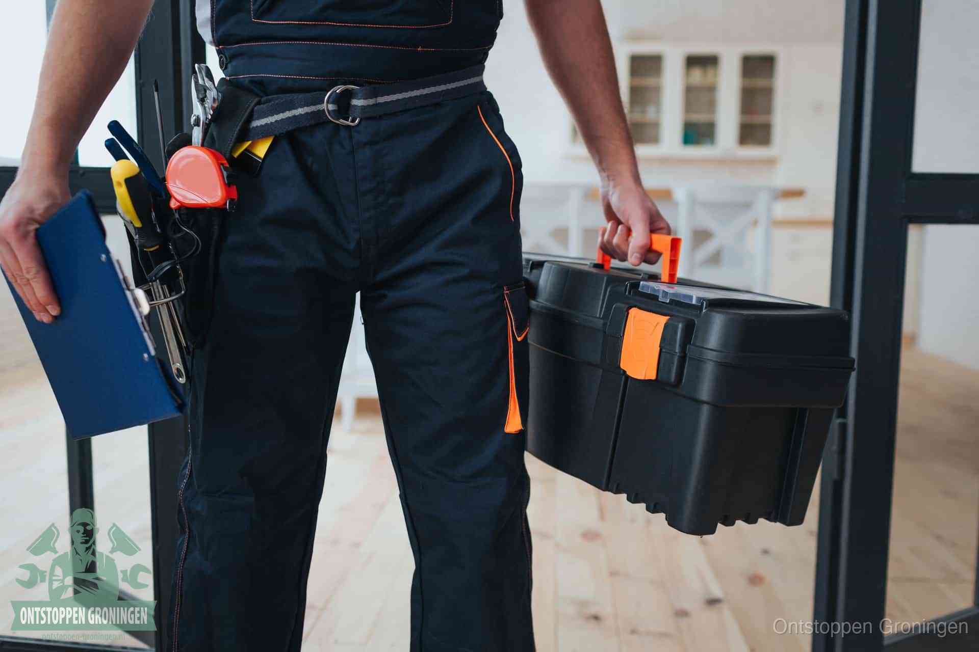 Een monteur met gereedschapsriem en klembord, klaar om een transparante prijs voor het afvoer ontstoppen in Groningen te geven