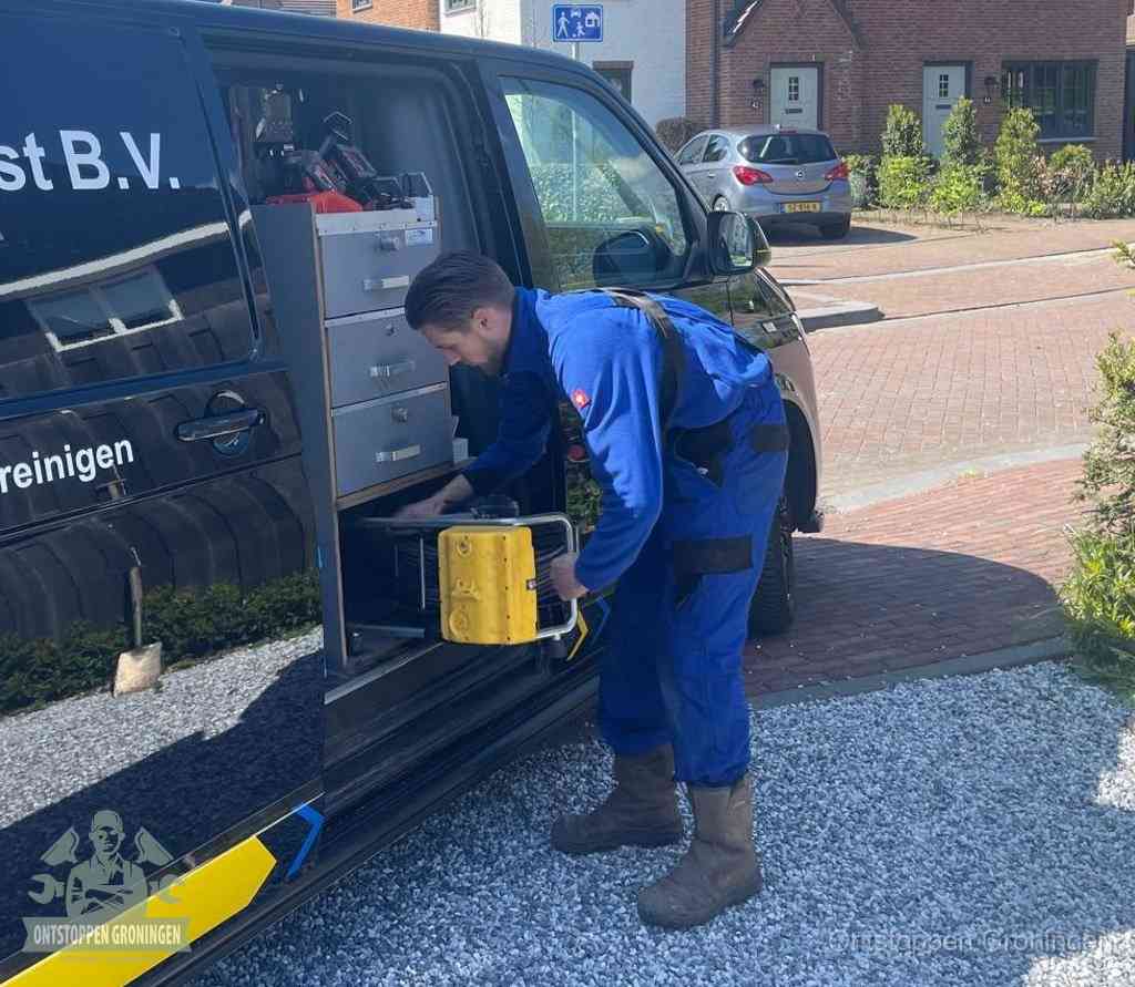 Een monteur pakt apparatuur uit de bedrijfsbus voor service aan huis, het moment om een professional in te schakelen in Groningen