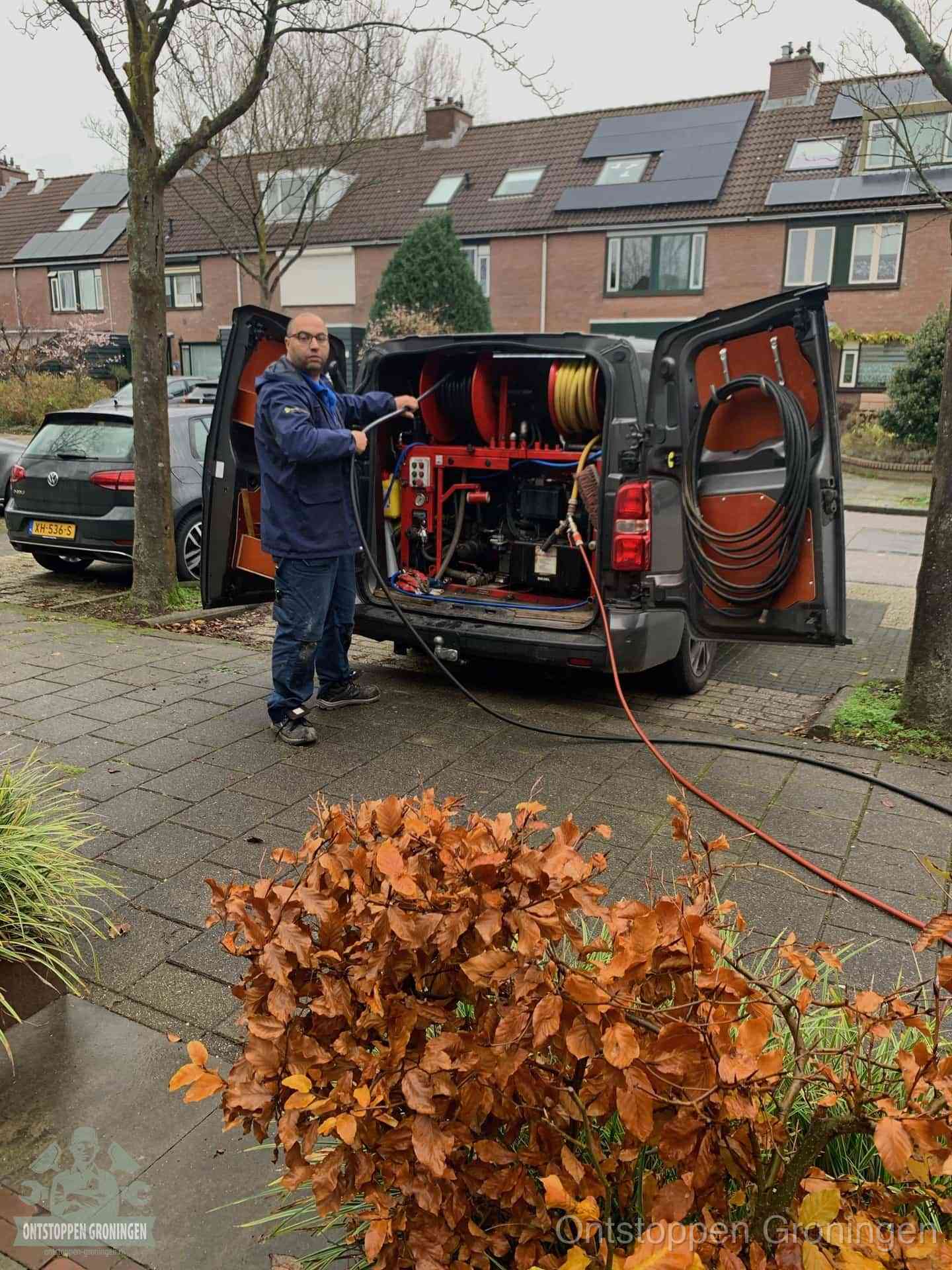 Rioolservice in de wijk in Groningen