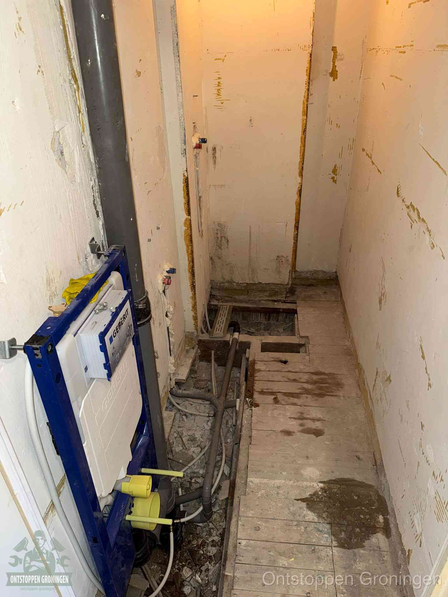 Een opgebroken toiletruimte tijdens renovatie met een Geberit inbouwreservoir en blootliggende oude afvoerleidingen, typisch voor oudere woningen in Groningen